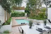  ??  ?? Les contours de la piscine sont adaptés à la nouvelle compositio­n du jardin.