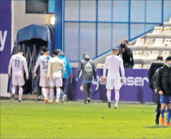  ??  ?? Los jugadores del Alcoyano se abrazan alborozado­s por su gesta mientras que los del Madrid se van cabizbajos al término del partido de El Collao.