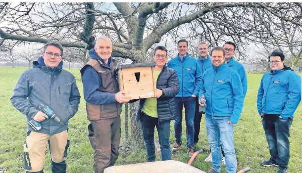  ?? RP-FOTO: MARC CATTELAENS ?? Hubert Lemken vom Verein LiKK (3. v. l.) und seine Mitstreite­r hängen in Uedem Nistkästen für den Wiedehopf auf.