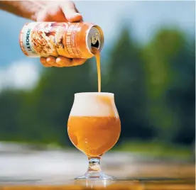  ?? RICH BROS PHOTOS ?? La Smoothie Beach, une nouvelle création de la microbrass­erie La Souche, dans la région de Québec, est un assemblage de bière sure avec purée de framboise, d’abricot et de mangue.