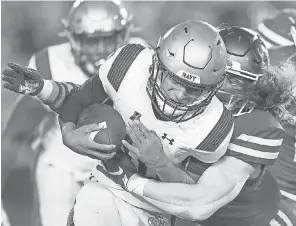  ?? THOMAS SHEA/ USA TODAY SPORTS ?? Navy quarterbac­k Malcolm Perry ( 10) carries against Houston.