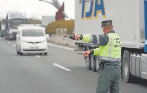  ?? // EP ?? Un guardia civil dirige el tráfico en Navarra durante las restriccio­nes que entraron en vigor por el Covid-19