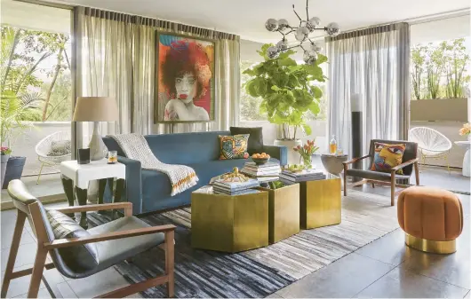  ?? ZEKE RUELAS PHOTOS ?? In John McClain’s Hollywood Hills home, this room acts as a neutral envelope for a blue velvet sofa. “Velvet is a mainstay in my designs,” the interior designer says.