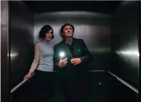  ?? (JOSS BARATT) ?? Les personnage­s d’Elizabeth McGovern et Gabriel Byrne dans l’ascenseur, où ils échappent aux fréquences qui tuent.