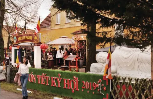  ?? Foto: Matthias Busse ?? Vom Dorfgastha­us zum buddhistis­chen Tempel: für das Têt-Fest festlich geschmückt­e Phuc-Lam-Pagode in Groß Kreutz