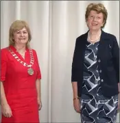  ??  ?? Cllr Murphy receives the chains from the outgoing chairperso­n, Cllr Kathleen Codd-Nolan.