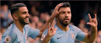  ??  ?? Sergio Aguero, 30 anni, festeggia il gol al Burnley con il compagno Riyad Mahrez, 27. GETTY