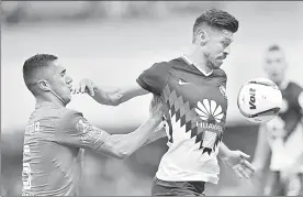  ??  ?? Oribe Peralta (derecha), delantero del América, y el chileno Osvaldo González, defensa del Toluca, anoche en el estadio Azteca ■ Foto Afp