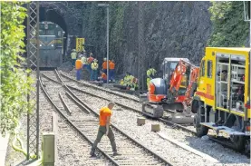  ?? / Foto: Matjaž Rušt ?? Železniška nesreča v predoru Hrastovlje leta 2019, kjer se je iztirilo šest vagonov tovornega vlaka, ki je prevažal kerozin.