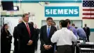  ??  ?? Siemens hat eine lange Tradition in den USA: Hier der damalige US-Finanzmini­ster Jack Lew (Mitte) beim Besuch einer Siemen-Fabrik in Alpharetta, Georgia (2013)