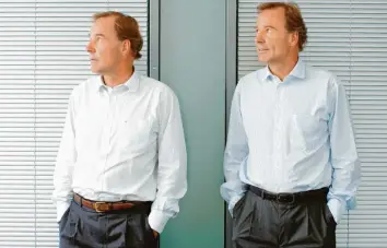  ?? Foto: Armin Brosch ?? Den Blick stets in dieselbe Richtung und nach vorn gerichtet: Die Zwillingsb­rüder Andreas (links) und Thomas Strüngmann bauten den Generika‰Hersteller Hexal auf und sind auch bei Biontech als Investoren engagiert.