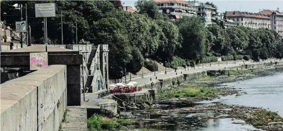  ?? ?? La secca ai Murazzi La crisi idrica che sta vivendo il Piemonte è peggiore di quella verificata­si nel 2003. Il fiume Po ha una portata pari a -72% rispetto a quella normale