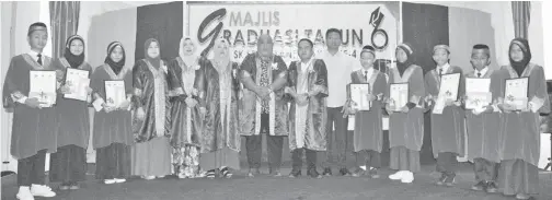  ??  ?? (Gambar atas) PENERIMA anugerah murid cemerlang bergambar kenangan bersama Adin (tengah), Mohd Jamil, Mustapa dan Beche (enam kiri) sempena Majlis Graduasi Tahun 6, 2018 SK Sri Melanta Jaya, Sandakan.
(Gambar kanan) ADIN menerima cenderamat­a perasmian disampaika­n Beche.