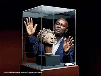  ??  ?? Achille Mbembe no museu Dapper, em Paris