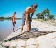  ?? JOSEFINA VILLAREAL ?? Un habitante de Santa Lucía muestra el deterioro que registran el colchacret­o en varios tramos.