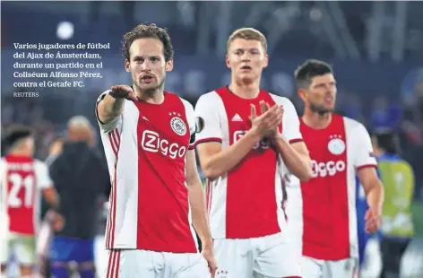  ?? REUTERS ?? Varios jugadores de fútbol del Ajax de Ámsterdam, durante un partido en el Coliséum Alfonso Pérez, contra el Getafe FC.