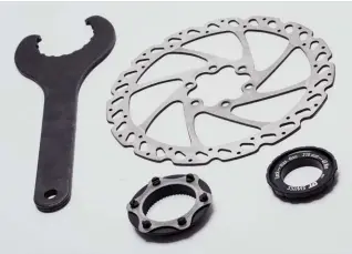  ??  ?? above
Six-bolt to Centerlock adaptor, wrench and rotor