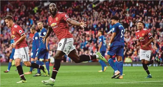  ??  ?? Kelibat Lukaku menyemarak­kan lagi barisan depan MU. Hingga kini bekas pemain Everton itu meledak tujuh gol.