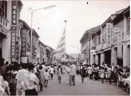  ?? ?? Crowds thronging the streets to watch the Coronation Chingay parade.