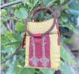  ?? ?? Etniko Pilipino’s handmade, one-of-akind native bags