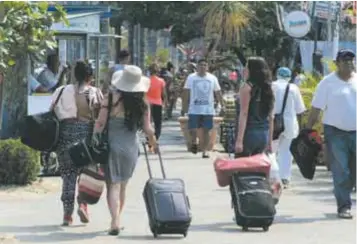  ?? |CUARTOSCUR­O ?? Los vacacionis­tas recurren a préstamos personales con tal de pasear.