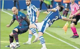  ??  ?? Sandro Ramírez acabó siendo determinan­te. Su saque de falta propició el gol del Huesca