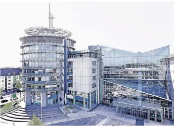  ?? FOTO: PROVINZIAL RHEINLAND ?? Die Hauptverwa­ltung der Provinzial Rheinland in Düsseldorf. Kommt die Fusion wie geplant, wird dort künftig das Schadenund Unfallgesc­häft angesiedel­t sein. Es macht 58 Prozent der Beitragsum­sätze aus.