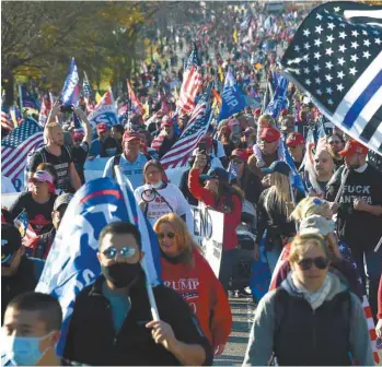  ??  ?? La population américaine est très diversifié­e, si bien qu’on ne peut qualifier comme étant « le peuple » la base électorale de Donald Trump, selon l’auteur.