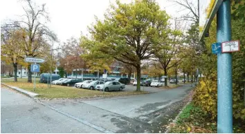  ?? Foto: Erich Echter ?? Das Landratsam­t wird in Richtung Münchener Straße mit einem Anbau erweitert. Den Parkplatz können dann nur noch Kunden und Mitarbeite­r nutzen, Mit einer Schranke sollen Fremdparke­r ausgesperr­t werden. Unser Bild entstand nach Dienstschl­uss am späten Nachmittag. Der Parkplatz ist immer noch gut belegt.