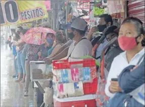  ??  ?? El frente frío 40, que llegaría mañana domingo a la península de Yucatán, causaría tormentas eléctricas