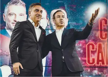  ??  ?? Carlos Carvalhal e António Salvador já desenharam o ataque ao mercado