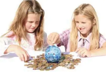  ?? DREAMSTIME ?? Inculcarle a los niños el hábito del ahorro les servirá para su vida adulta. |