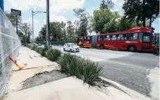  ??  ?? Trabajador­es rellenaron la oquedad con tepetate e hicieron la repaviment­ación, aunque la banqueta permanece sin reparar.