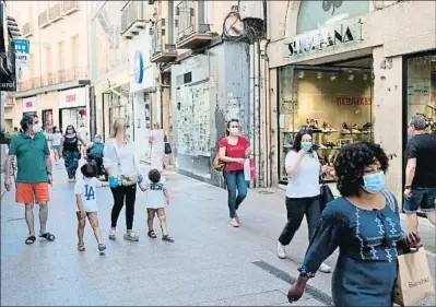  ?? OSCAR CABRERIZO / EFE ?? Ambiente en la calle Major de Lleida, ayer por la mañana