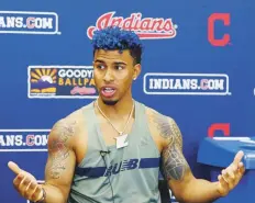  ??  ?? TRANQUILO, QUIETO. Francisco Lindor llegó al campo primaveral de los Indios aquejado de una lesión en la pantorrill­a que lo tendrá fuera de acción de seis a ocho semanas.