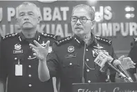  ?? — Gambar Bernama ?? JAWAB: Mazlan pada sidang media berhubung kejayaan Jabatan Siasatan Jenayah dalam Ops Capitol ( Kongsi Gelap) di Ibu Pejabat Polis Kontinjen Kuala Lumpur (IPKKL) dekat Kuala Lumpur, semalam.