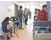  ??  ?? Viele Menschen am Set: Scheinbar herrscht ein großes Durcheinan­der; doch alle wissen, was sie zu tun haben.