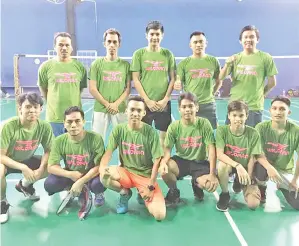  ??  ?? PASUKAN badminton Tanjung Keramat yang menyertai kejohanan di Kuching.