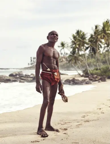  ??  ?? Mapolagama Ganithage Jayarathna, coconut-picker at Anantara Peace Haven Tangalle Resort, Sri Lanka