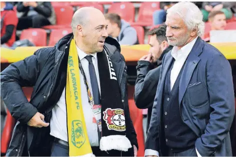  ?? FOTO: IMAGO ?? Bayer Leverkusen­s Geschäftsf­ührer Fernando Carro (l.) steht beim Europa-League-Spiel gegen AEK Larnaka neben Rudi Völler.