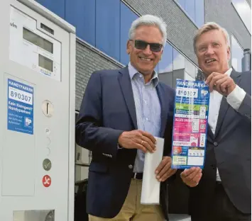  ?? Fotos: Oliver Helmstädte­r ?? Ole von Beust, Geschäftsf­ührer von Smartparki­ng (rechts), und Oberbürger­meister Gunter Czisch stellten das neue Handyparke­n am Grünen Hof vor.