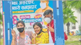  ??  ?? Beneficiar­ies getting themselves clicked after taking the jab at Ekana Stadium vaccinatio­n centre in Lucknow.