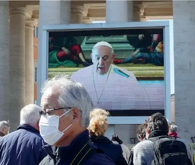  ??  ?? In streaming
Un Angelus di papa Francesco trasmesso attraverso un maxi schermo in piazza San Pietro