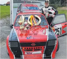  ?? FOTO: PRIVAT ?? Der Wangener Motorsport­ler Günter Göser mit seinen Trophäen aus der nun beendeten Rennsaison 2018.