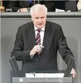  ??  ?? Horst Seehofer (CSU) bei seiner ersten Rede als neuer Bundesinne­nminister im Parlament. Foto: dpa