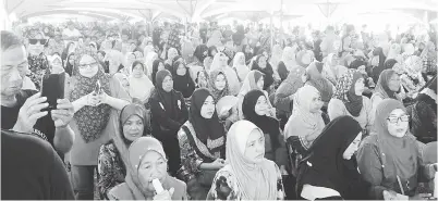  ??  ?? SEBAHAGIAN daripada kira-kira 5,000 masyarakat di kawasan Tungku yang menghadiri program jelajah itu.