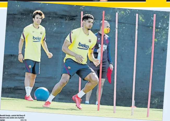  ?? FOTO: FCB ?? Ronald Araujo, central del Barça B durante una sesión con el primer equipo