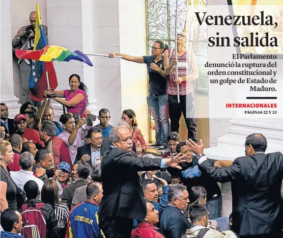  ?? (AP) ?? Máxima tensión. Militantes chavistas ingresaron al Parlamento para presionar a los legislador­es que denunciaro­n al gobierno de Maduro.