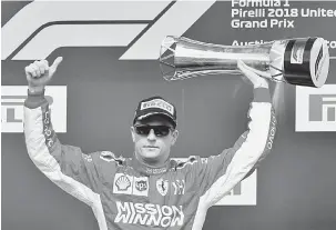  ?? — Gambar AFP ?? DETIK MANIS: Raikkonen menjulang trofi kejuaraann­ya selepas memenangi Formula Satu Grand Prix AS di Austin, AS.