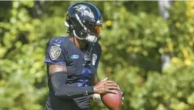  ?? KEVIN RICHARDSON/BALTIMORE SUN ?? Ravens quarterbac­k Lamar Jackson wore a padded sleeve over his throwing arm at practice Wednesday. Jackson did not throw to receivers during the 30-minute portion of practice open to reporters and was listed as limited with a right elbow injury on Wednesday’s injury report.